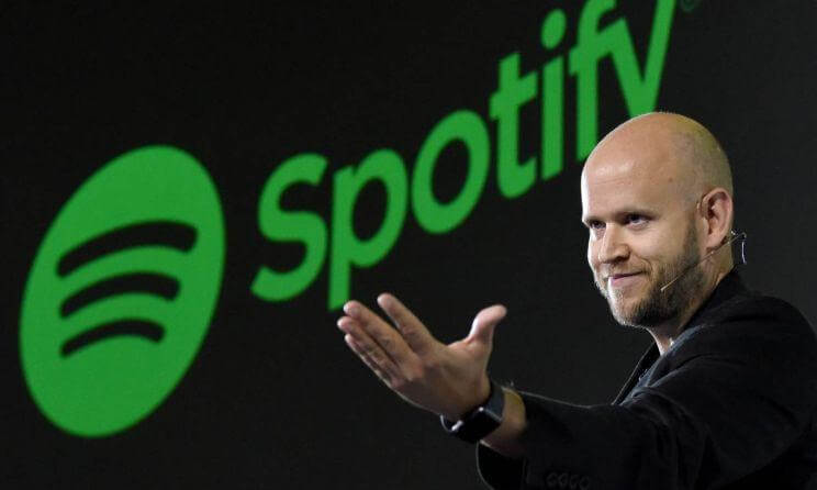 Spotify CEO, Daniel Ek, berdiri di depan layar bertuliskan Spotify dalam sebuah acara